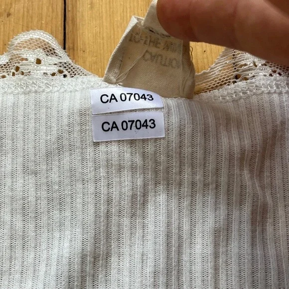 Dainty Caution to the Wind White Lace Trim Ribbed Button Up Short Sleeve Top M - Picture 5 of 6